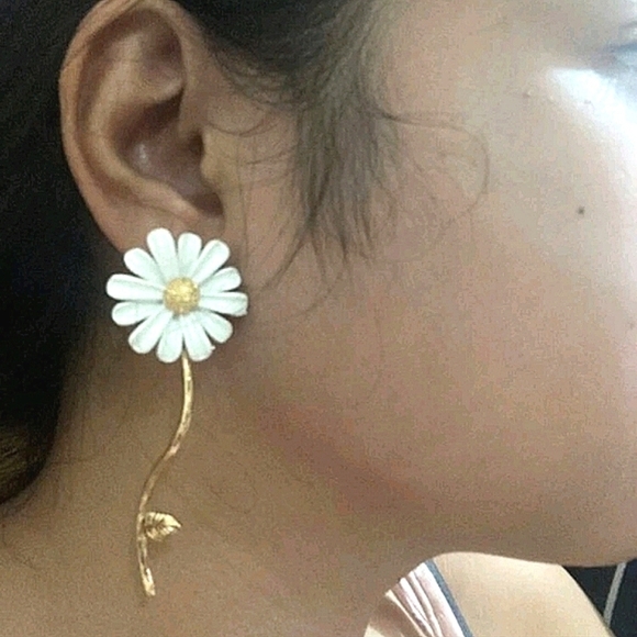 Gold tone white daisy flower asymmetric cottgecore boho coquette dainty earrings - Picture 7 of 14